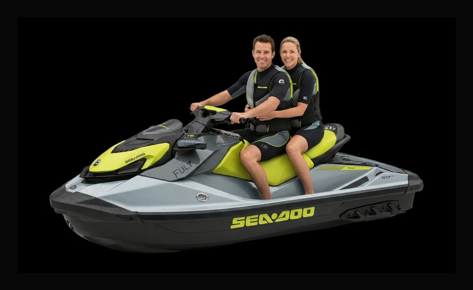 Casal de colete no Sea-Doo GTI 170 SE cinza e lima, estúdio Ônix Cotas Náuticas